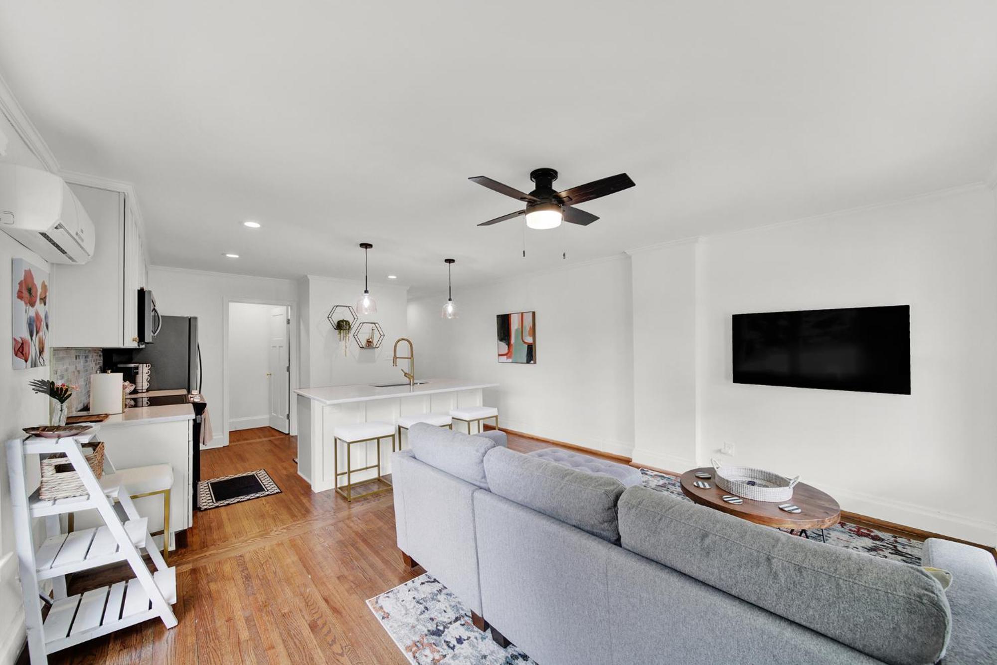 In The Center Of It All! Apartment